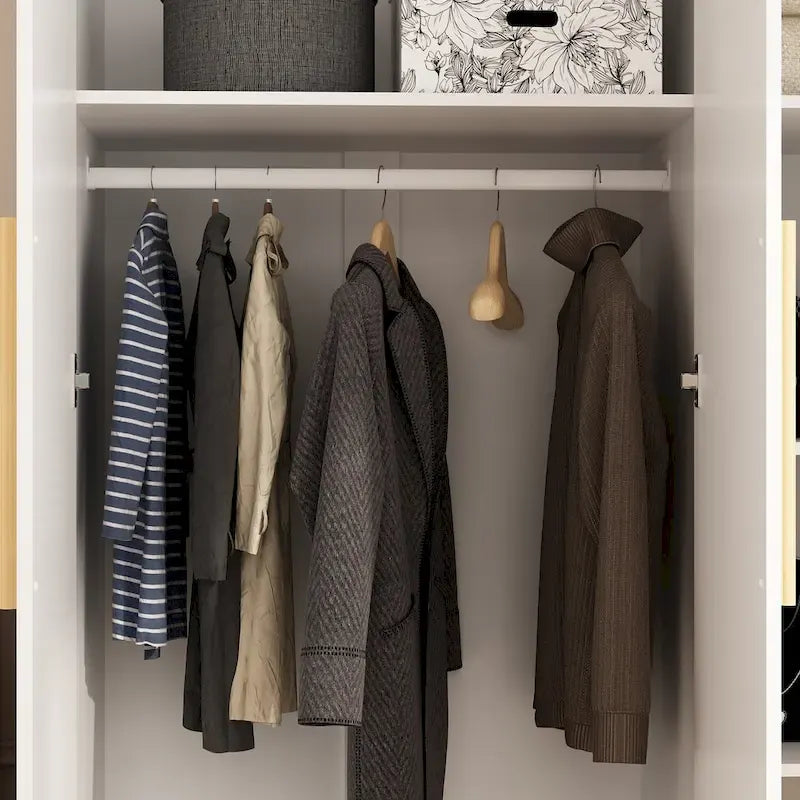 70. H x 47.2 W Armoire-penderie à trois portes en blanc Clo