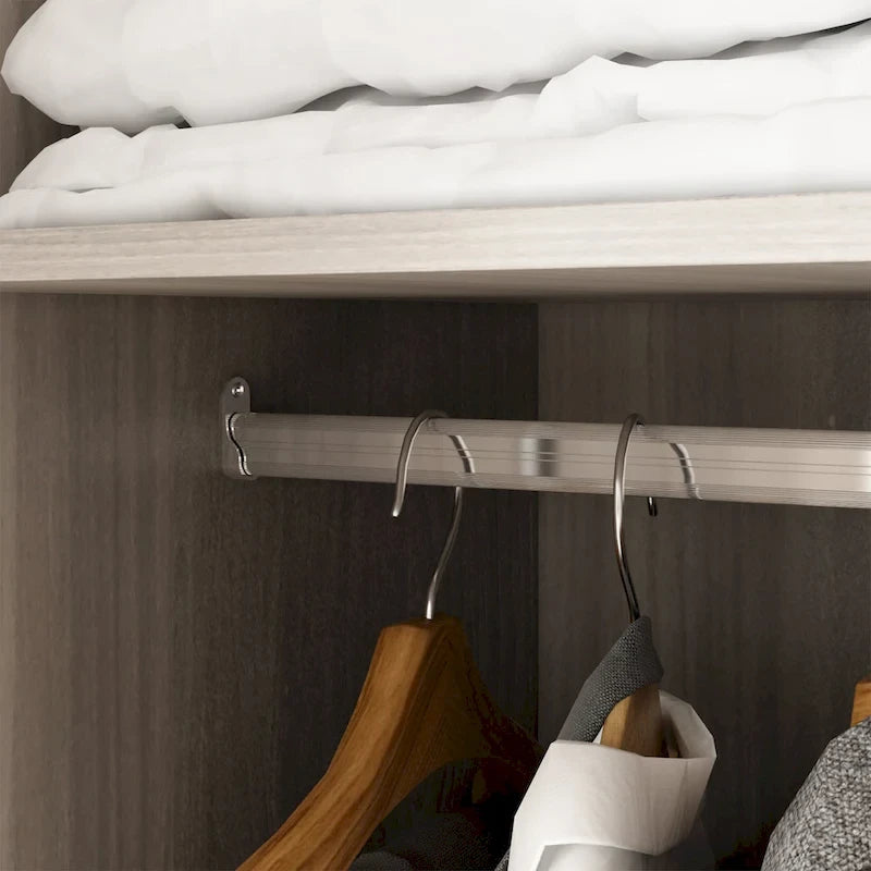 70. H x 47.2 W Armoire-penderie à trois portes en blanc Clo