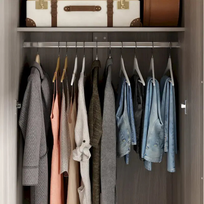 70. H x 47.2 W Armoire-penderie à trois portes en blanc Clo